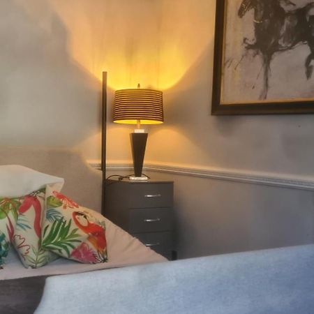Parc Lodge Guesthouse Bridgend  Ngoại thất bức ảnh