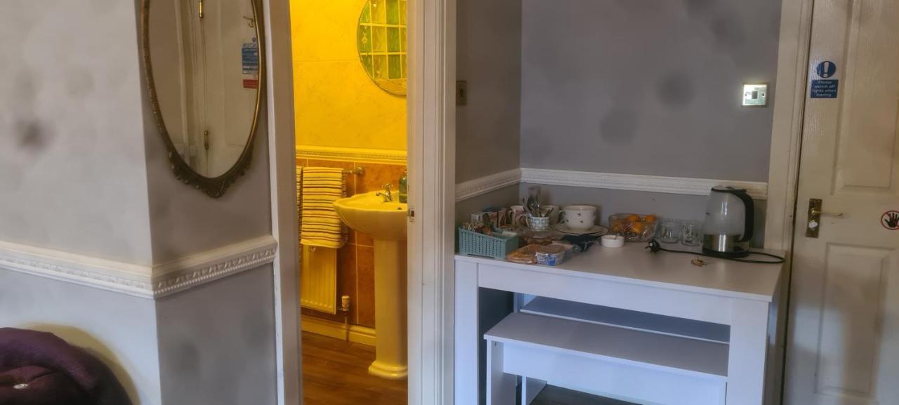 Parc Lodge Guesthouse Bridgend  Ngoại thất bức ảnh